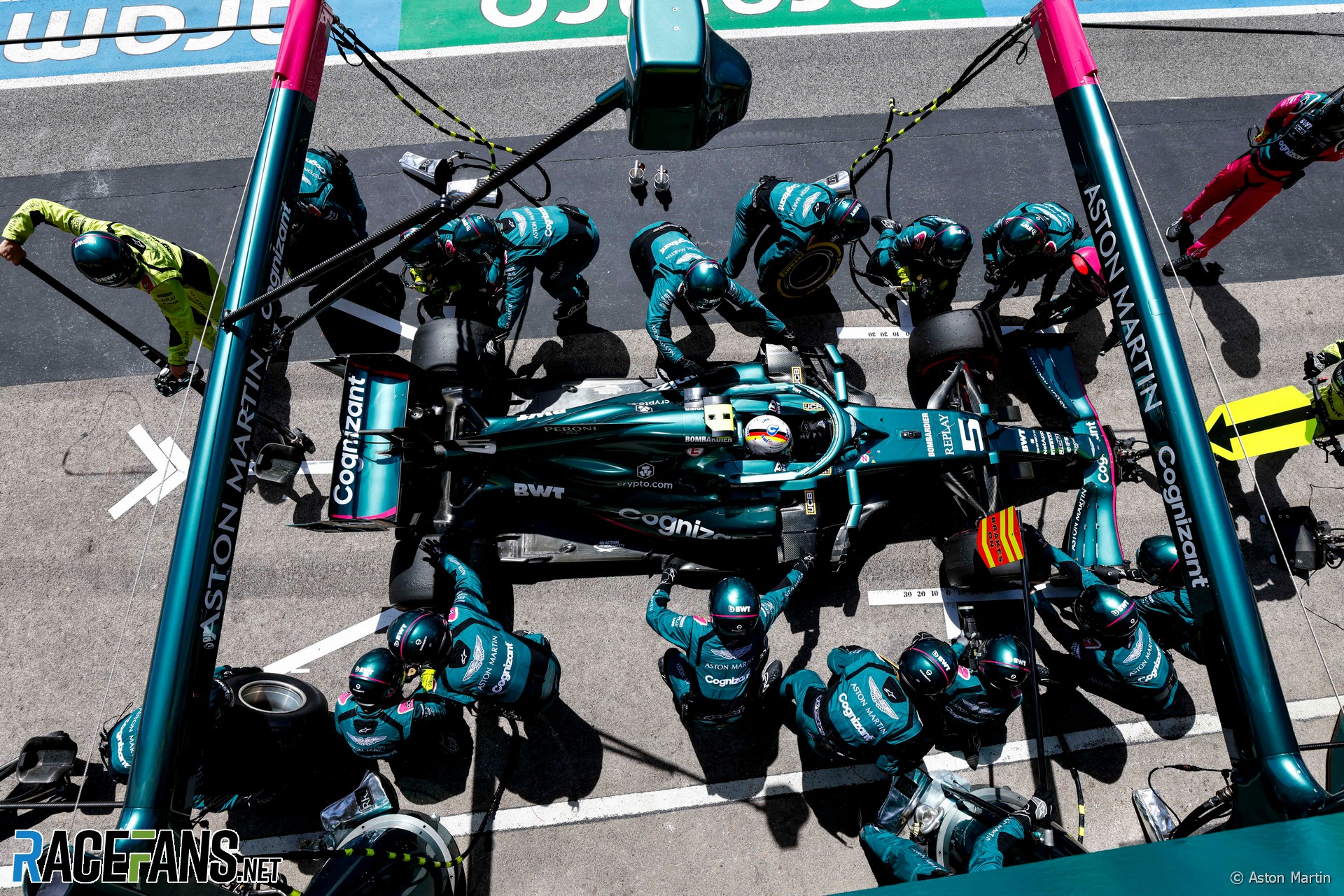 Pit Stop Aston Martin